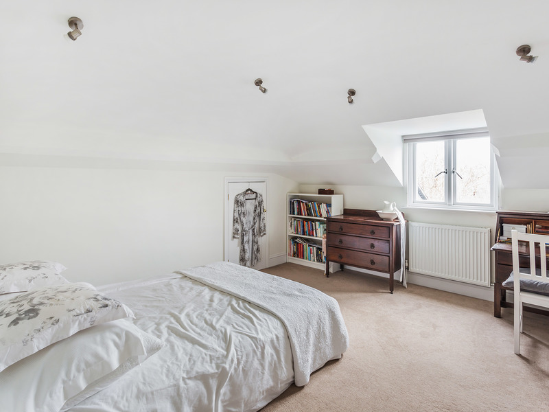 2 Bed Apartment To Rent in Reigate